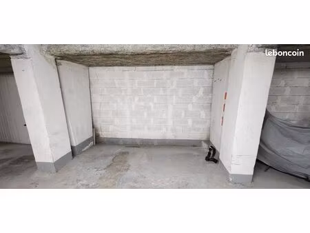 place de parking scooter – carré d’or – 50 m de la plage