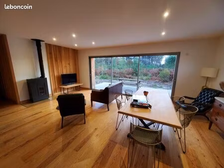 maison en lisière de forêt à proximité du lac