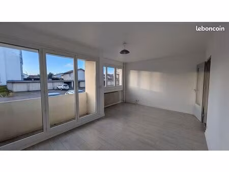 t2-disponible immédiatement  dans paisible résidence