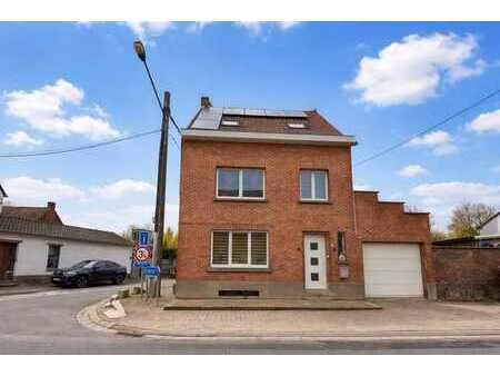 grande maison 4 façades avec jardin et garage