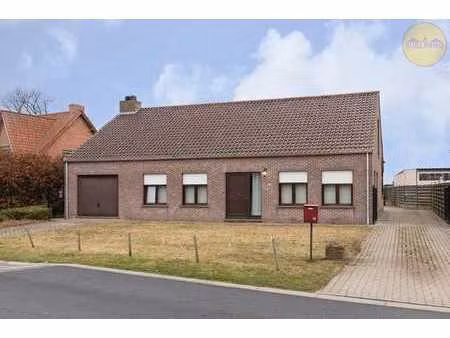 open bebouwing met ruim bijgebouw op een perceel van 1.10...