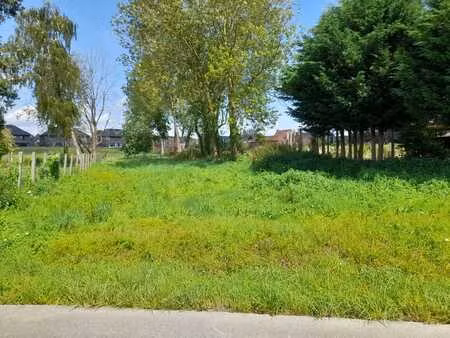 bouwgrond van 48 a 79 ca geschikt voor een open bebouwing