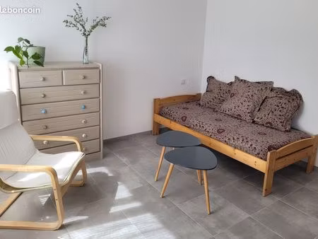 location studio meublé 28 m2 rdc 380 e  parking privatif