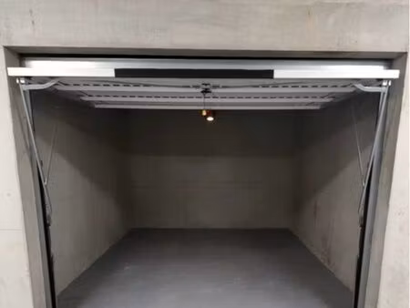 loue garages 180e par mois