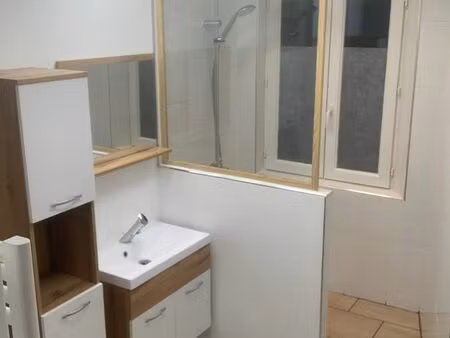 à louer petite maison de bourg meublé  en plein centre du louroux béconnais