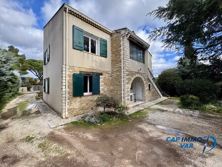 duplex au 1er étage avec parking et extérieur