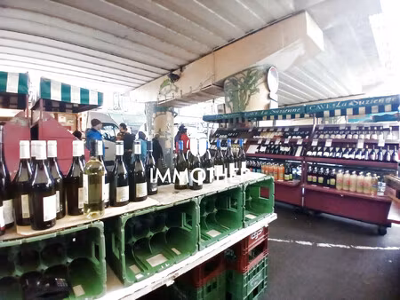 emplacement marché de l'estacade  activité de caviste