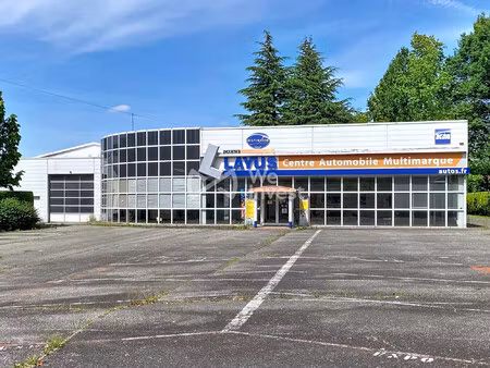 ancien garage automobile d'environ 1900 m² sur 6472 m² de terr