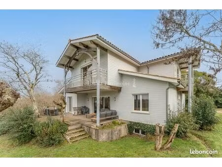 propriété 8 pièces 220 m²