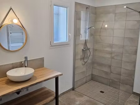 maison  récente  terrasse et parking privé