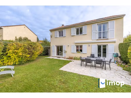 belle maison avec extérieur