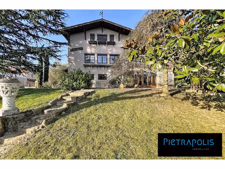 maison familiale de caractere - grande piscine - terrain de 1845