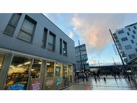 locaux très fonctionnels et lumineux situés à proximité immédiate de la gare rer a