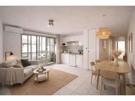 centre village – t2 avec loggia & parking fermé