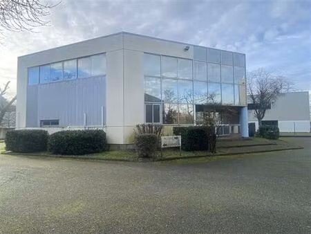 location local d'activités gradignan 835 m²