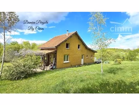 très jolie maison d'environ 85 m² construite en terre  paille et bois