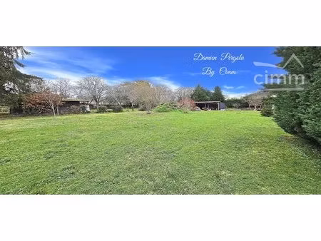 terrain constructible d'environ 1440 m² avec carport  situé à moins de 5 minutes du centre