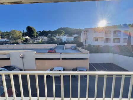 studio avec balcon – dernier étage – proche plages et port