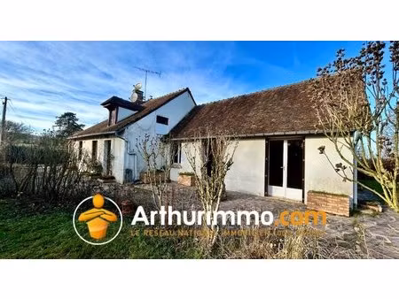 maison de caractère avec dépendances  dans un environnement verdoyant et paisible.