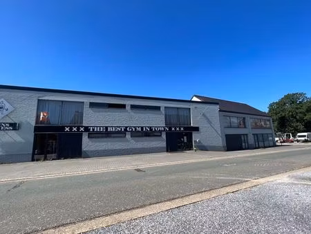 aantrekkelijk ruim bedrijfspand met loods  gelegen in het centrum van opoeteren.