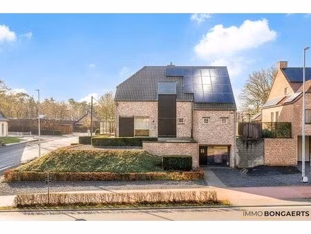 prachtig afgewerkte woning met praktijkruimte