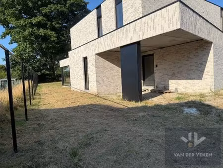 ruime en volledig afgewerkte half open ben-woning met 3 slaapkamers te bewonderen in het g