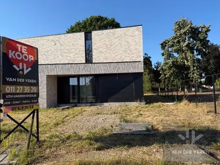 ruime half open ben-woning met 4 slaapkamers te bewonderen in het gezellige kermt.