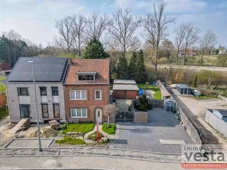 ruime  op te knappen woning aan de stadsrand