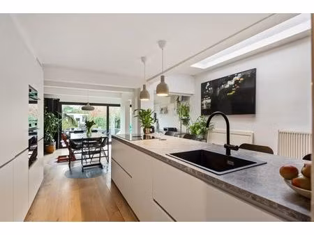 charmant  gerenoveerd huis met 4 slaapkamers  2 badkamers en gezellige tuin in wijnegem!