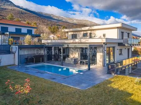 maison de luxe à vendre à thoiry : 1 560 000 € | 230m²