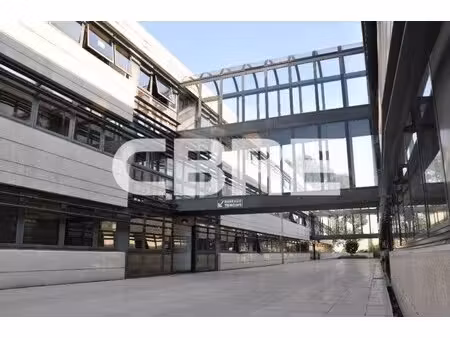 location local professionnel 1 832m²