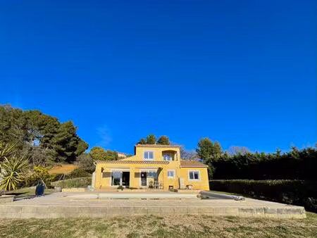 villa d'architecte de 140m2 sur un terrain de 2000m2 avec vues dégagées