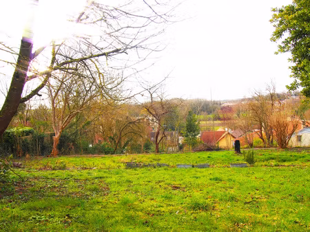 sur la colline du thillay terrain constructible et divisible.