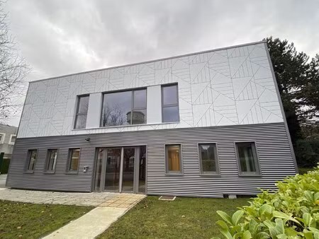 location local professionnel 484m²