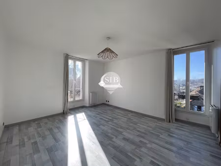 f3 avec parking et cave - loyer 1000 € + 66 €