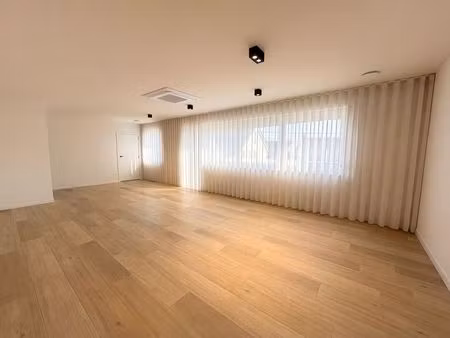 luxe appartement voorzien van 4 slaapkamers  ruim terras  afgesloten garagebox en 2 autost