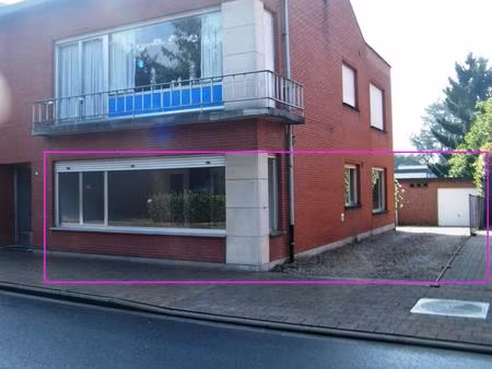 gelijkvloers appartement met garage en terras.