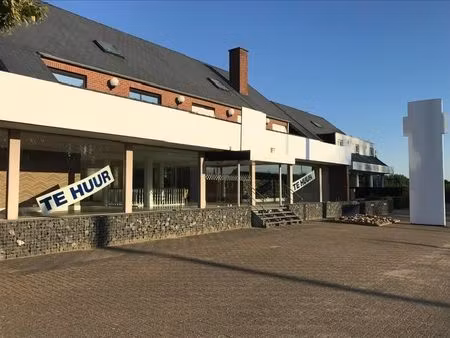 handelspand met maximale zichtbaarheid langs de rijksweg in maasmechelen