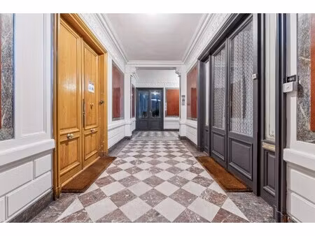 location local professionnel 104m²