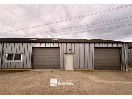 a louer - trois locaux artisanaux rénovés avec partie stockage - saint-andré-de-corcy