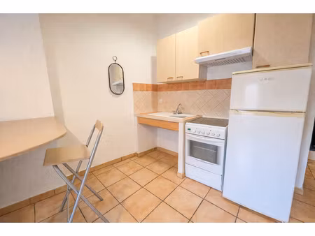 studio lumineux avec beaux volumes centre-ville de lorgues