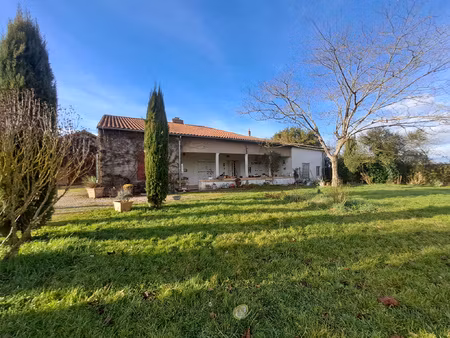 maison familiale avec logement indépendant et grand jardin .