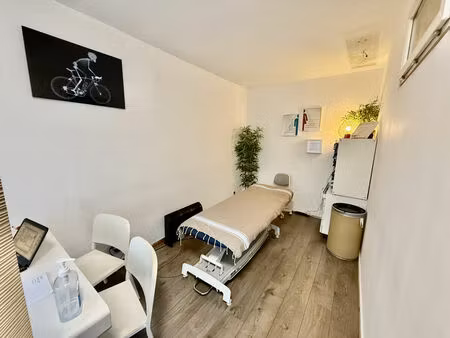 location local commercial 27m2 la londe-les-maures 83250 - 628 € - surface privée