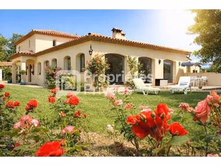 élégance et tranquillité : superbe propriété avec piscine intérieure à saint-paul-en-forêt