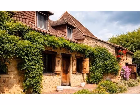 immense maison de caractère en pierre avec piscine dans un endroit calme
