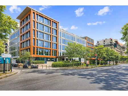 location de bureaux lumineux à suresnes avec vue seine et grands plateaux
