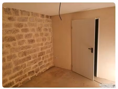 belle cave rénovée et bétonnée quartier batignolles /accès privé /pierres apparentes /loca