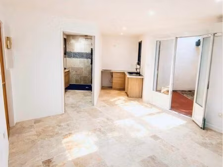 studio rénové avec terrasse et parking – à 7 min de la plage