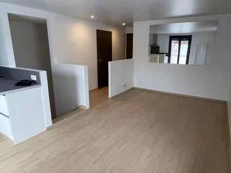 à louer : appartement t2 meublé avec balcon/terrasse et place de parking