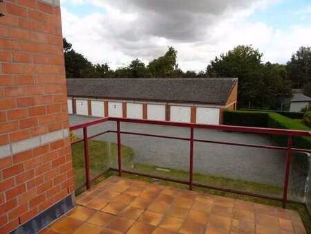 appart. 2ch +gar.  sit. au calme à 800m du centre